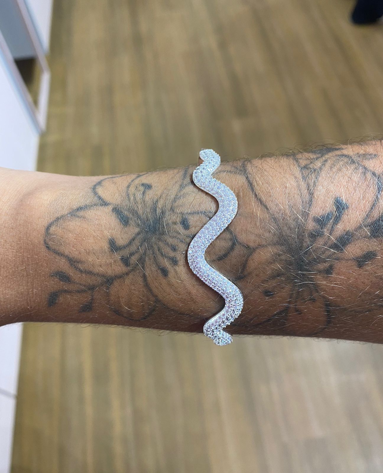 Bracelete de Ondas Cravejado com Zircônias