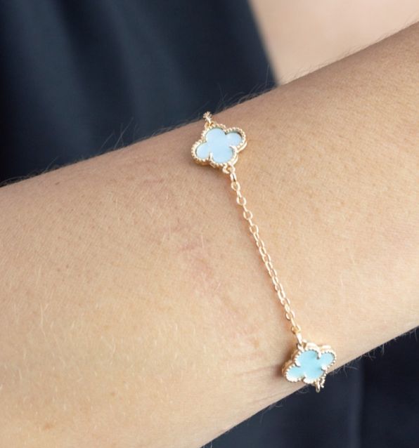 Pulseira Três Trevos Azul Bebê Virgínia Dourado