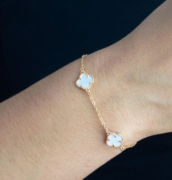 Pulseira Três Trevos Madre Pérola Virgínia Dourado